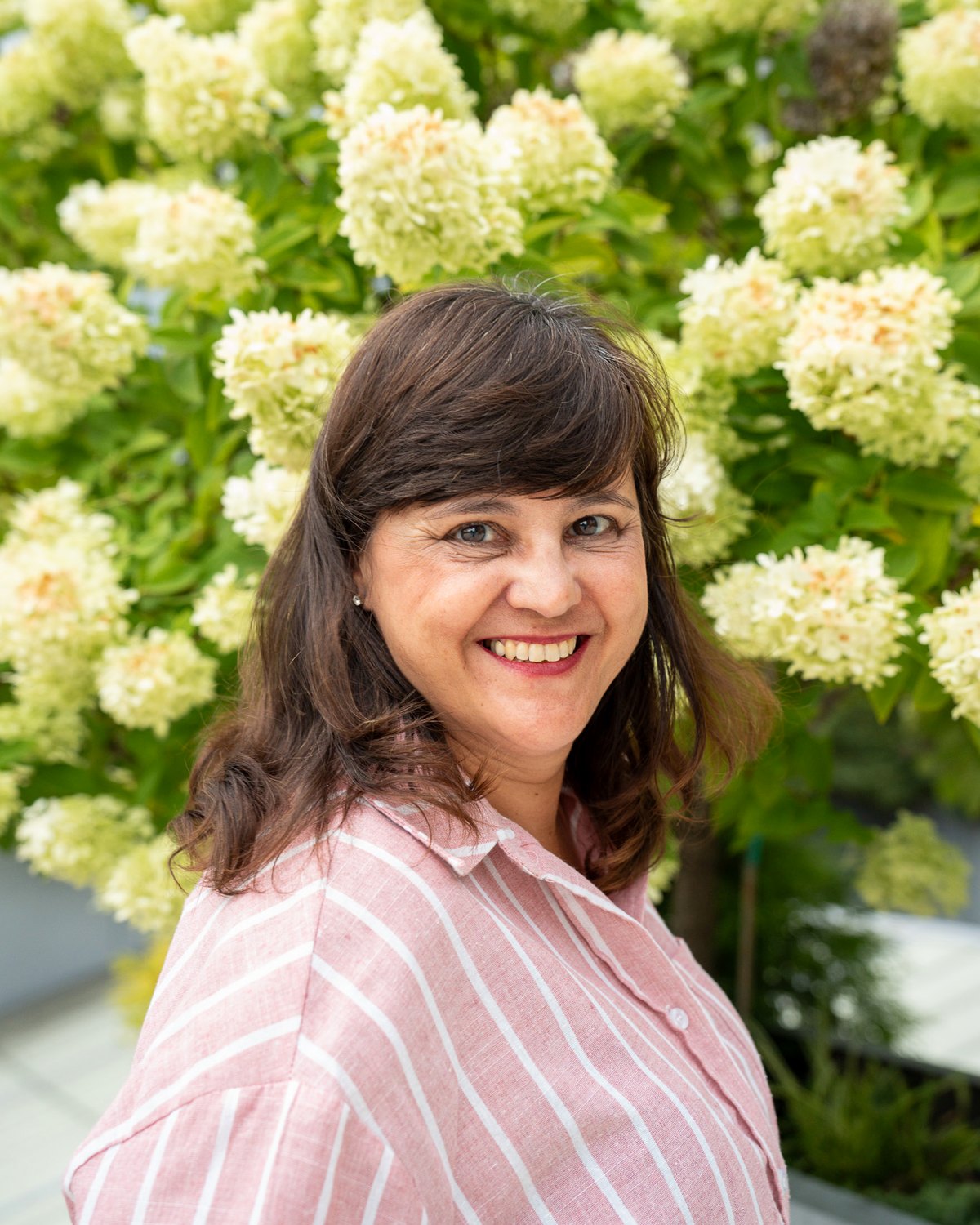 Adriana Quinteiro sorrindo com acolhimento, psicóloga clínica CRP 45481/06